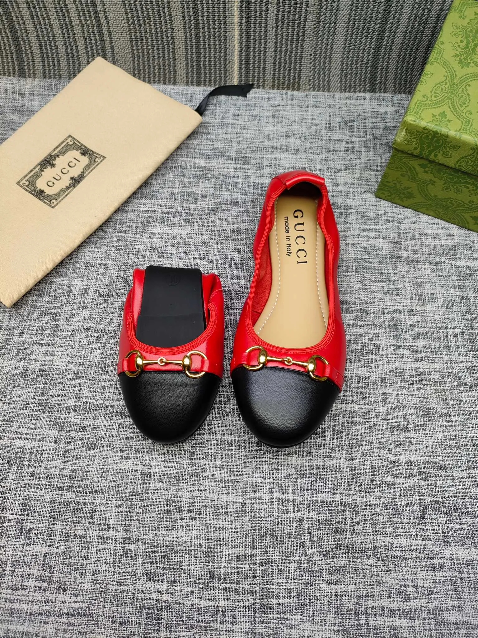 👟👟Ex-factory price 320👟👟 GUCCI's latest horsebit women's flat ballet shoes and egg roll shoes are super comfortable. The fabric is made of imported top-grade soft sheepskin. It is very comfortable on the feet and will not rub your feet. You can also roll it up and put it in your bag. It is easy to carry with you. The super soft soles are a must-have item for fairies whether you are going out for business, work, travel, shopping or at home. Fashionable and versatile, it is an indispensable pair of shoes for you. Fabric: Made of imported soft sheepskin Color: 6 colors available Outsole: PPC rubber outsole Size 34-42 (34.41.42 needs to be customized)